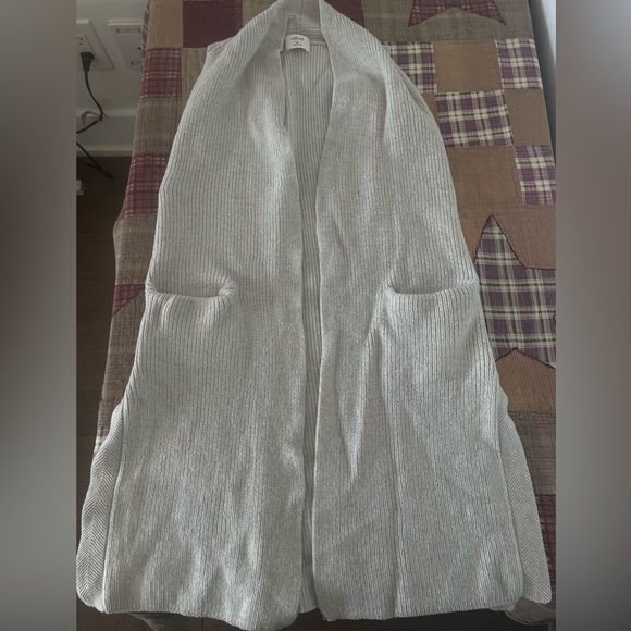 Aritzia sleeveless cardigan - Picture 2 of 3